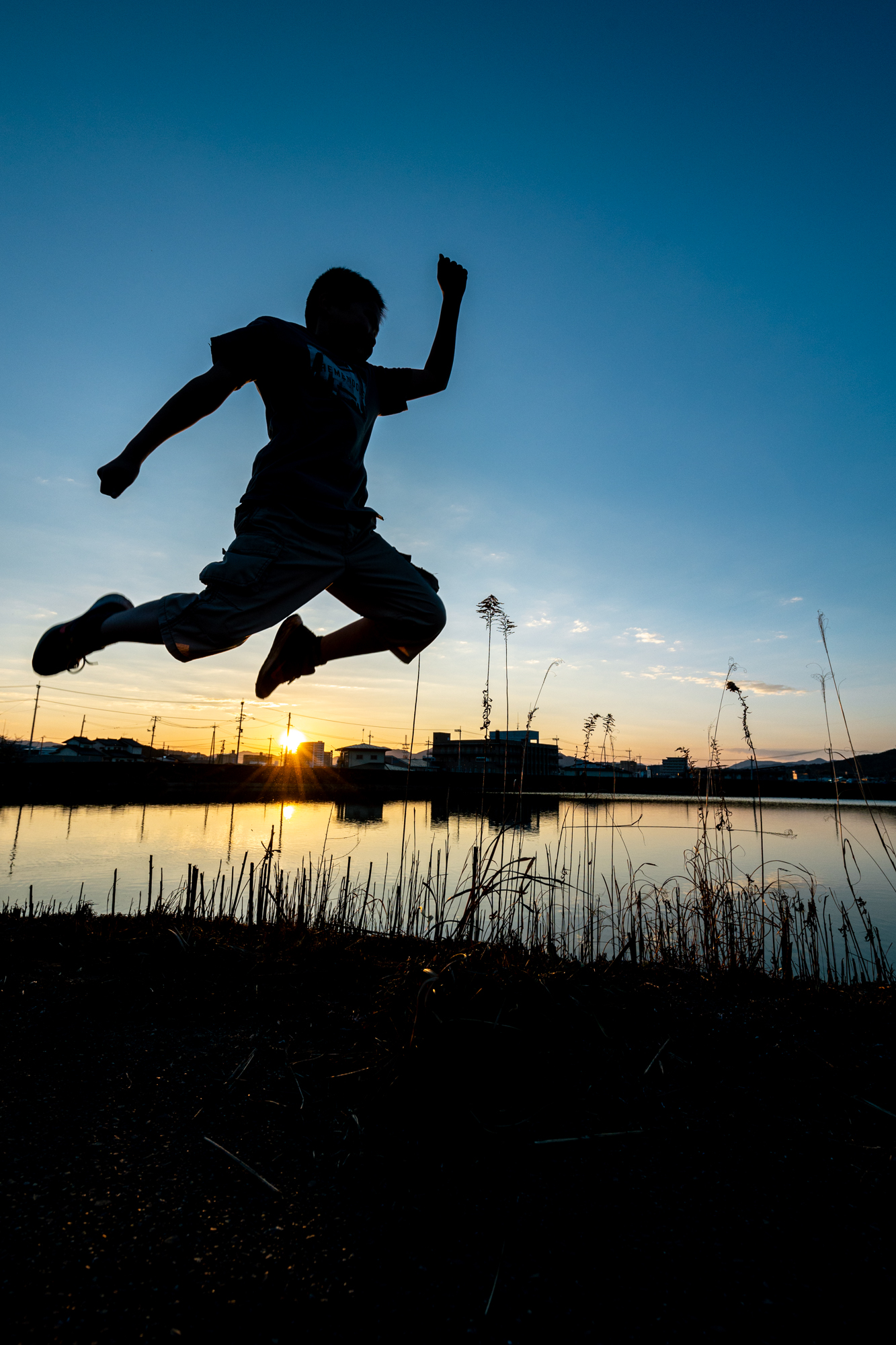 西条の夕暮れ、ジャンプする少年