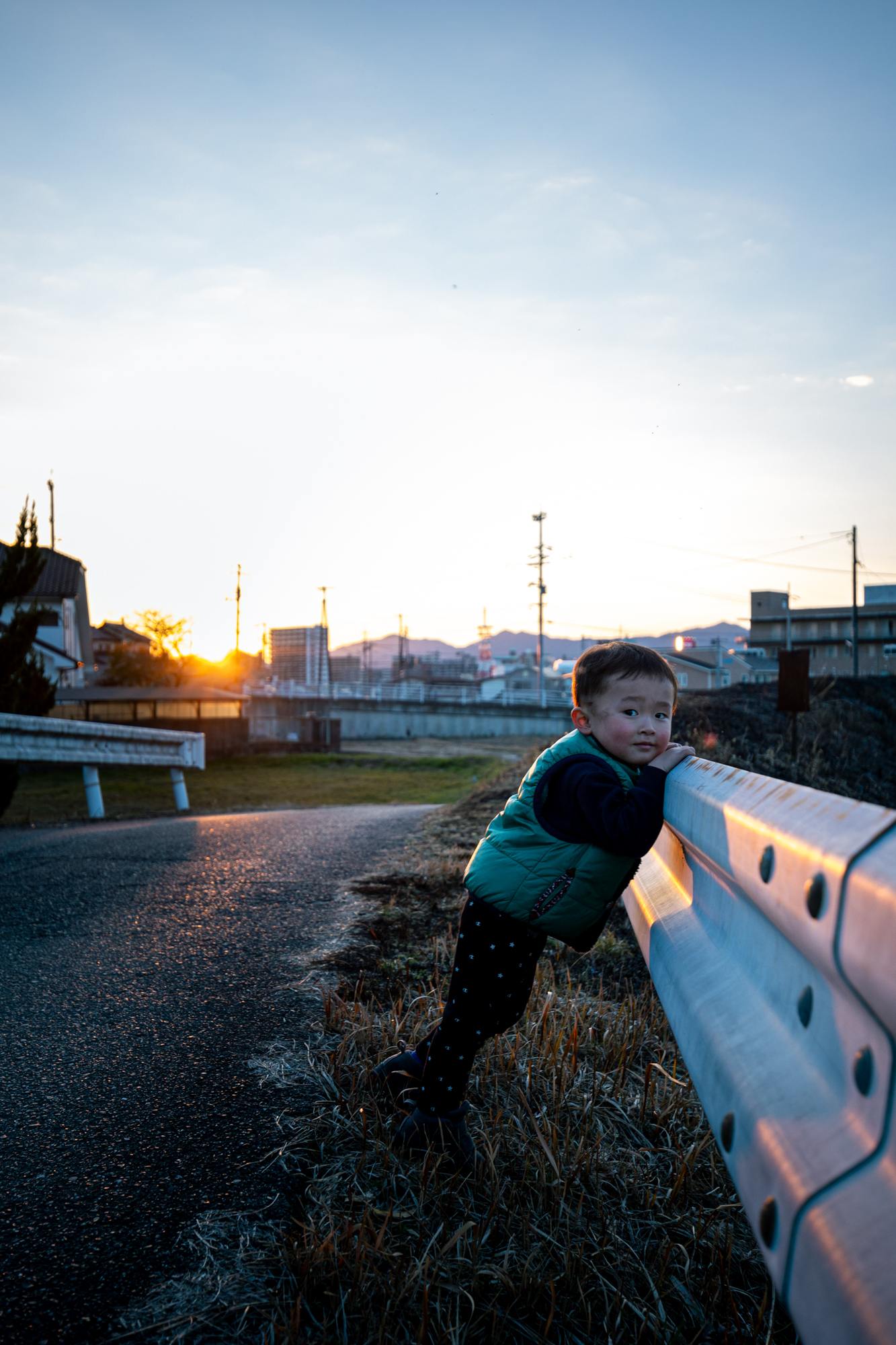 夕日を背景にした子ども